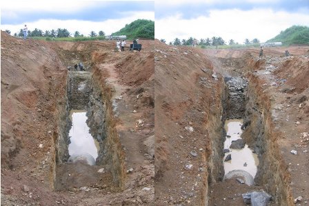 Links voor, rechts na de klap. Let vooral op het meer dan 500 kg wegende blok achter de man rechts...